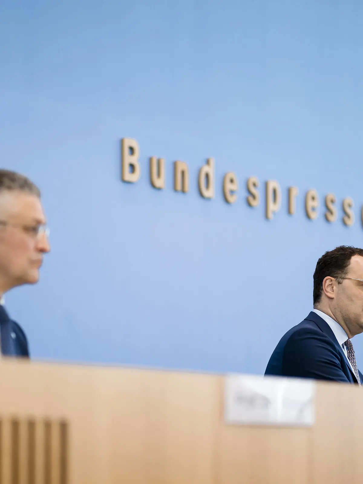  Bundesgesundheitsminister Jens Spahn, CDU und Lothar H. Wieler, Praesident Robert Koch-Institut RKI, aufgenommen im Rahmen einer Pressekonferenz zur Aktuelle Corona-Lage in Deutschland in der Bundespressekonferenz in Berlin. 01.06.2021. Berlin Deutschland *** Federal Minister of Health Jens Spahn, CDU and Lothar H Wieler, President Robert Koch Institute RKI , recorded during a press conference on the current corona situation in Germany at the Federal Press Conference in Berlin 01 06 2021 Berlin Germany Copyright: xFelixxZahn/photothek.netx