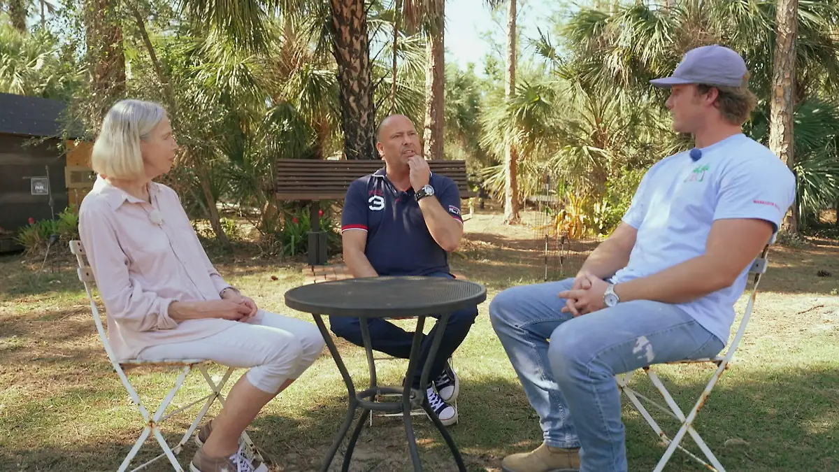 Olaf und Ralf stellen sich Iris Familie Sie haben viele Fragen