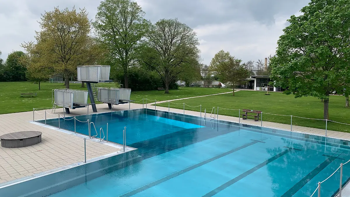 Mann begrapscht drei Mädchen in einem hessischen Schwimmbad