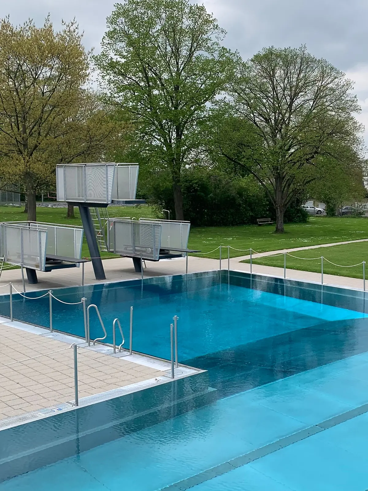 Mann begrapscht drei Mädchen in einem hessischen Schwimmbad