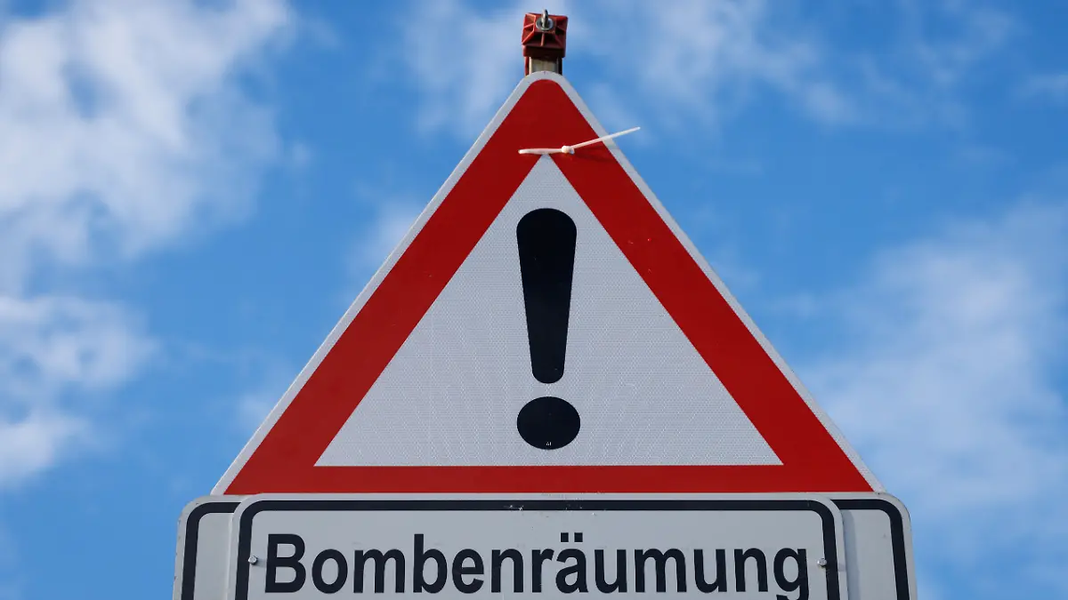 Schon wieder müssen die Leute ihre Wohnungen verlassen! «Bombenräumung» steht auf einem Straßenschild in Osnabrück. (Archivbild)