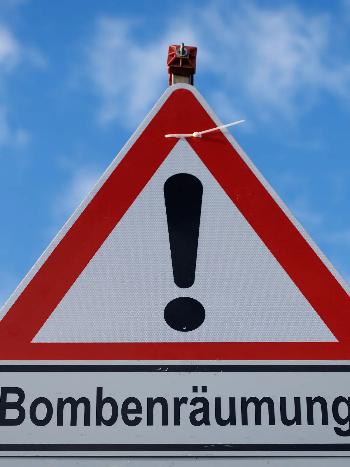Schon wieder müssen die Leute ihre Wohnungen verlassen! «Bombenräumung» steht auf einem Straßenschild in Osnabrück. (Archivbild)