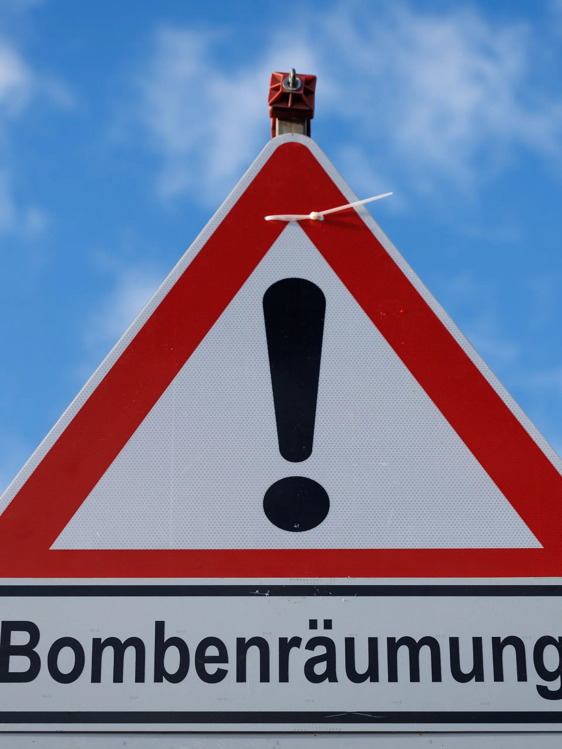 Schon wieder müssen die Leute ihre Wohnungen verlassen! «Bombenräumung» steht auf einem Straßenschild in Osnabrück. (Archivbild)