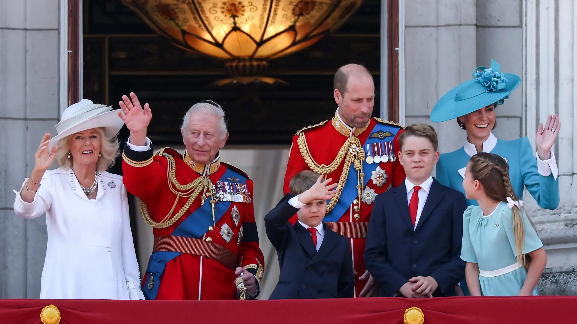 Trooping the Colour-Parade zu Ehren King Charles an seinem offiziellen Geburtstag in London