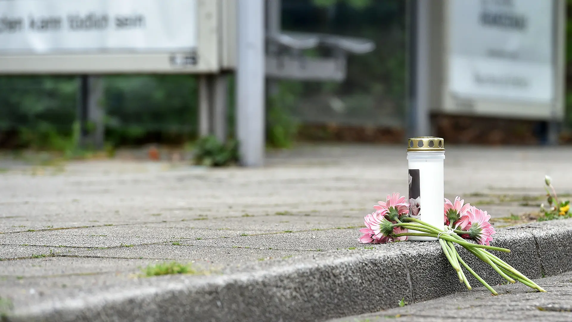 19.04.2020, Nordrhein-Westfalen, Essen: Eine Kerze und Blumen liegen an einer Haltestelle an der in der Nacht ein 14 Jahre alter Junge erstochen wurde. Der Jugendliche erlag im Krankenhaus seinen Verletzungen, wie Polizei und Staatsanwaltschaft am Sonntag mitteilten. Beamte nahmen einen 17-jährigen Tatverdächtigen vorläufig fest Foto: Caroline Seidel/dpa +++ dpa-Bildfunk +++