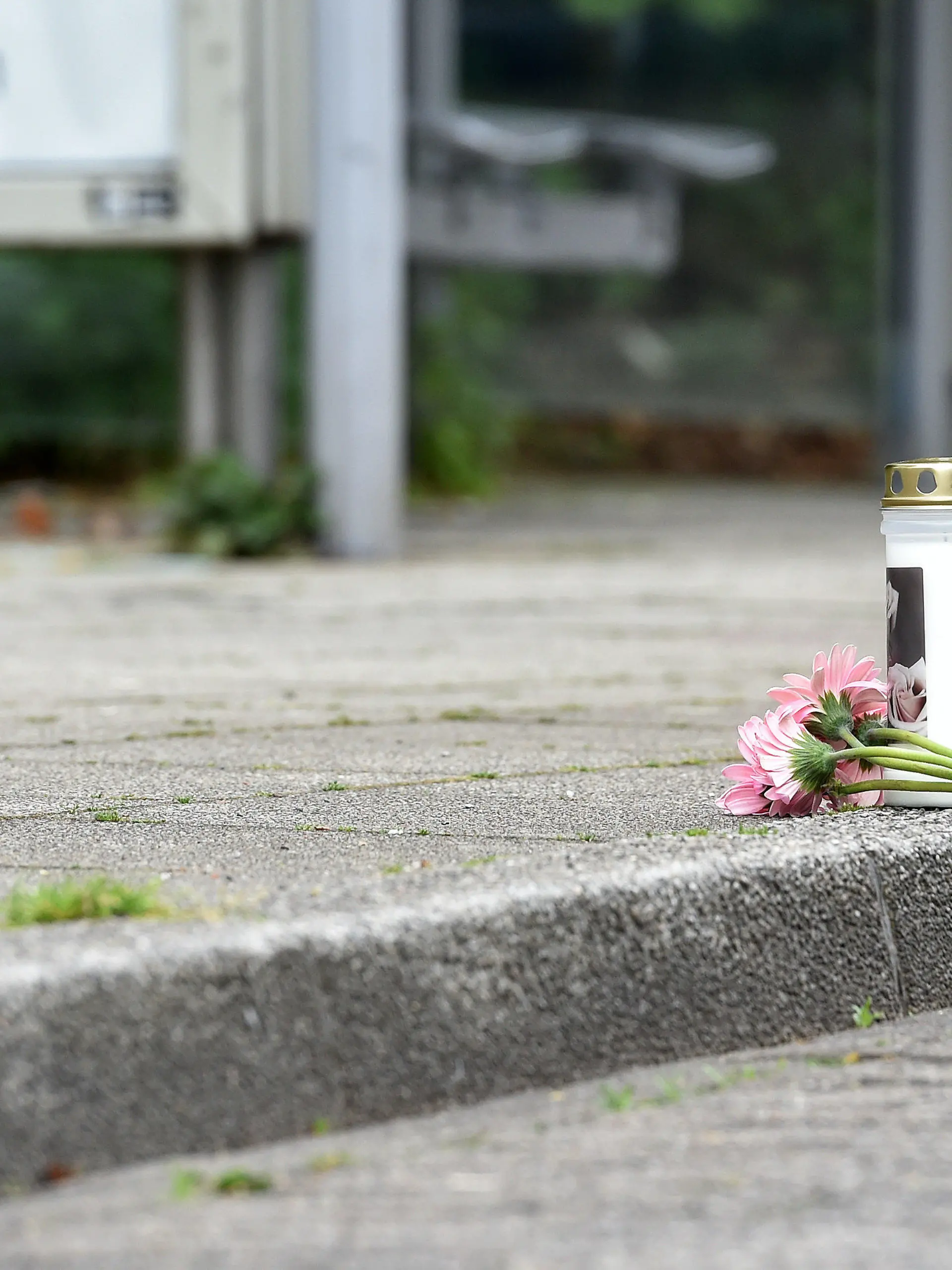 19.04.2020, Nordrhein-Westfalen, Essen: Eine Kerze und Blumen liegen an einer Haltestelle an der in der Nacht ein 14 Jahre alter Junge erstochen wurde. Der Jugendliche erlag im Krankenhaus seinen Verletzungen, wie Polizei und Staatsanwaltschaft am Sonntag mitteilten. Beamte nahmen einen 17-jährigen Tatverdächtigen vorläufig fest Foto: Caroline Seidel/dpa +++ dpa-Bildfunk +++