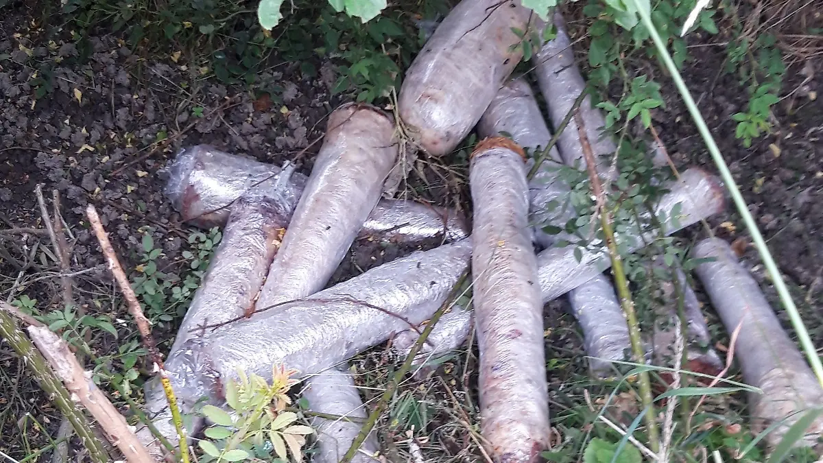 In Frischhaltefolie gewickelte Dönerspieße wurden an einem Feldweg im Landkreis Helmstedt entsorgt. Die Polizei ermittelt.