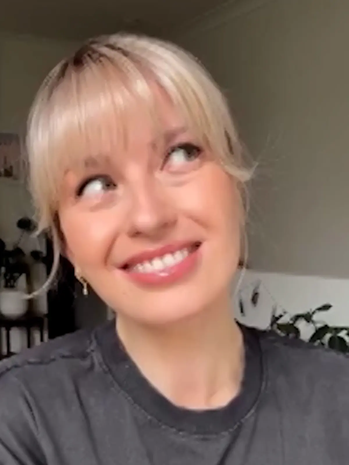 Niemand bemerkt ihr Geheimnis! Dieses Accessoire schenkt Holly ein neues Lebensgefühl