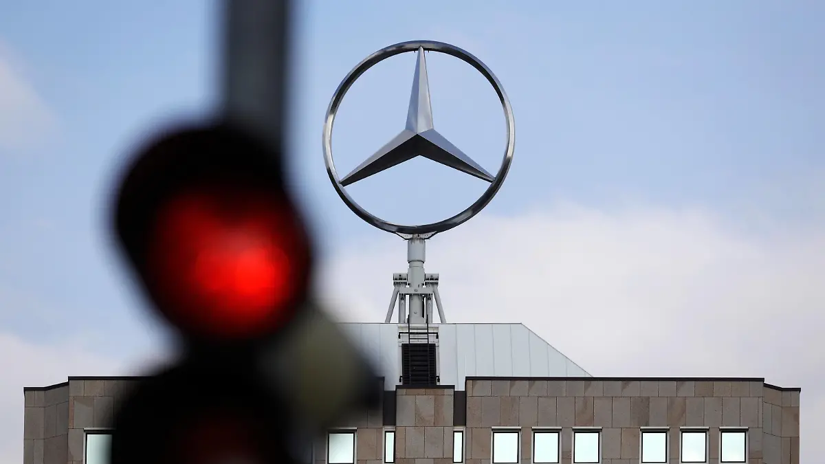 DEU Deutschland, Baden-Württemberg, Stuttgart, 19.04.2020 - Nach vier Wochen Stillstand wegen der Corona-Pandemie in großen Teilen der Produktion fährt der Autobauer Daimler seine Werke ab Montag wieder hoch. Hier die Außenstelle Möhringen. *** DEU Germany, Baden Württemberg, Stuttgart, 19 04 2020 After a four-week standstill due to the corona pandemic in large parts of production, carmaker Daimler is ramping up its plants again from Monday onwards Here is the Möhringen branch
