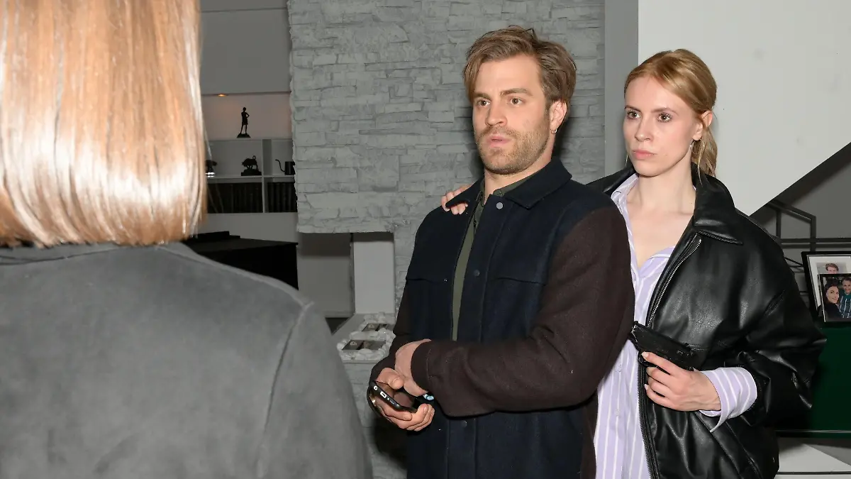 Zoe (Lara Dandelion Seibert, r.) kann auch Julian (Onno Buß) in ihre Gewalt bringen.