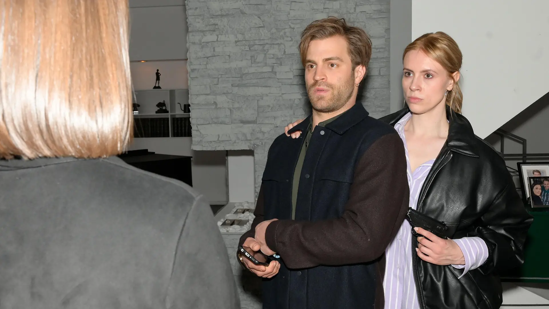 Zoe (Lara Dandelion Seibert, r.) kann auch Julian (Onno Buß) in ihre Gewalt bringen.