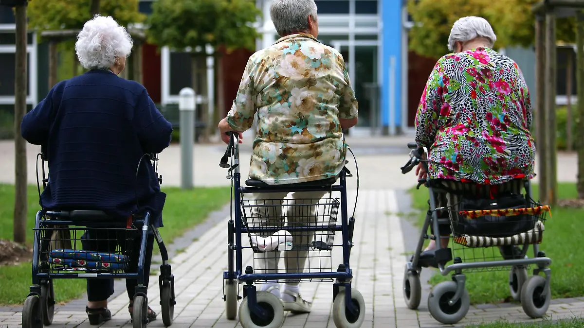 Wie selbstständig kann sich die Person fortbewegen? Das ist eine der Fragen, die bei der Pflegebegutachtung eine Rolle spielt.