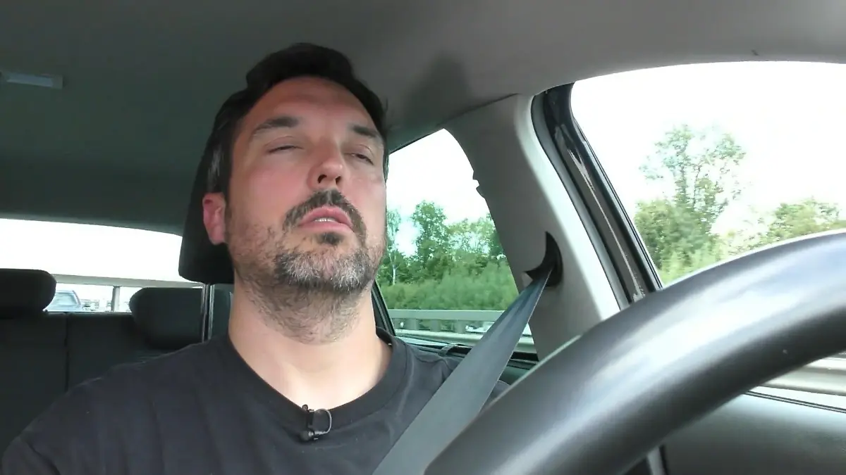 So gefährlich ist Sekundenschlaf auf der Autobahn Müdigkeit am Steuer