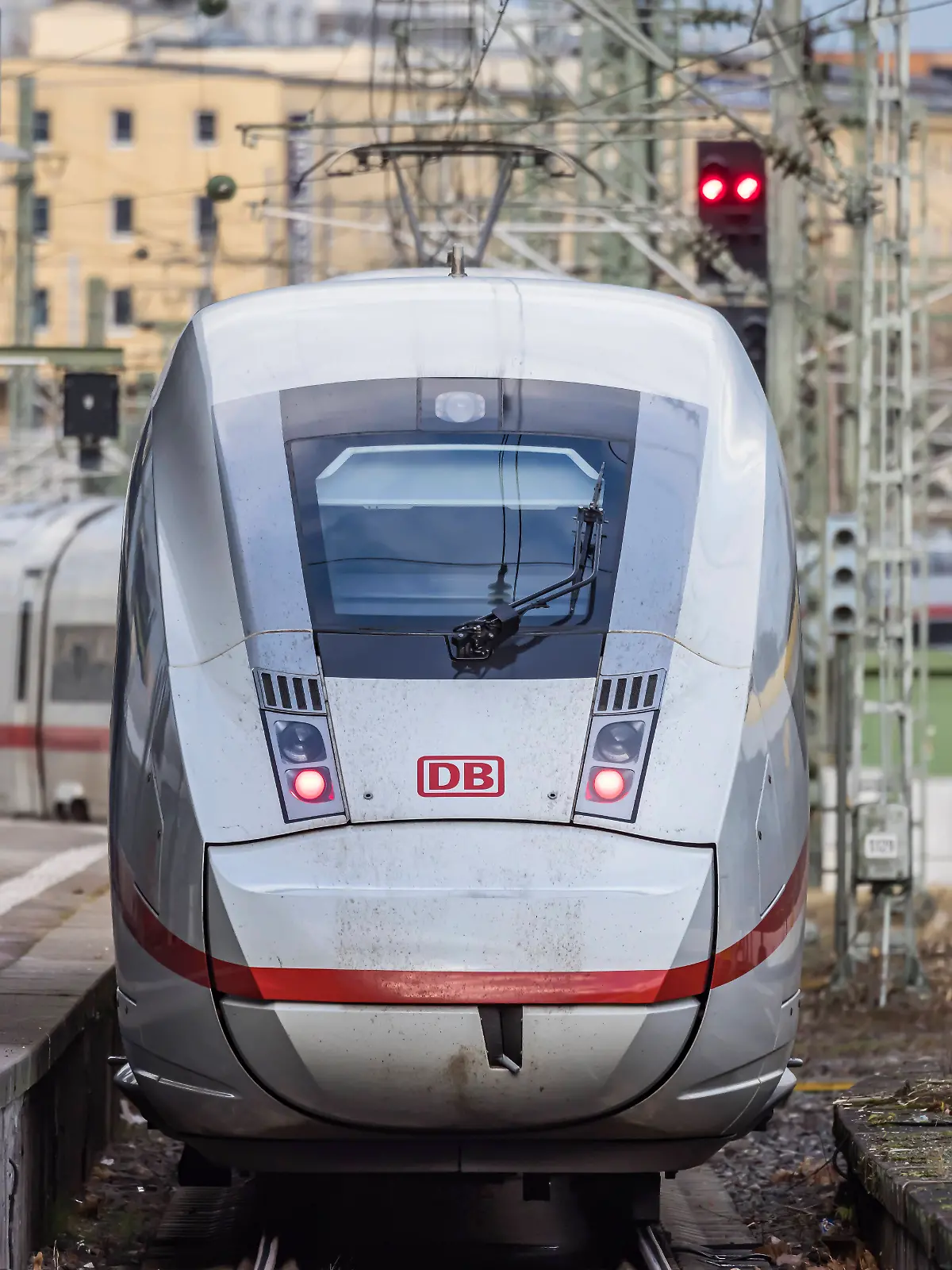 Hauptbahnhof Stuttgart. Bahnsteig mit Zug. ICE der Deutsche Bahn AG. // 19.12.2024: Stuttgart, Baden-Württemberg, Deutsc