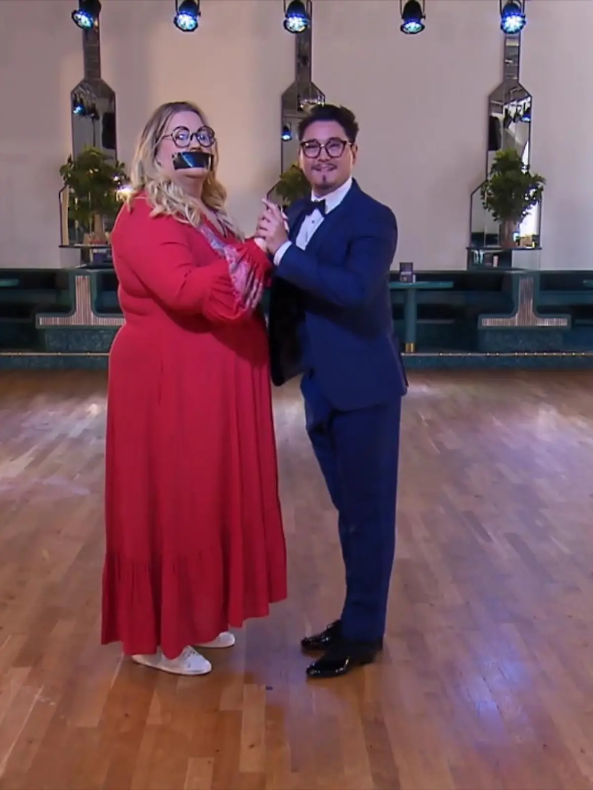 Ilka Bessin und Erich Klann zeigen, wie man Discofox tanzt.