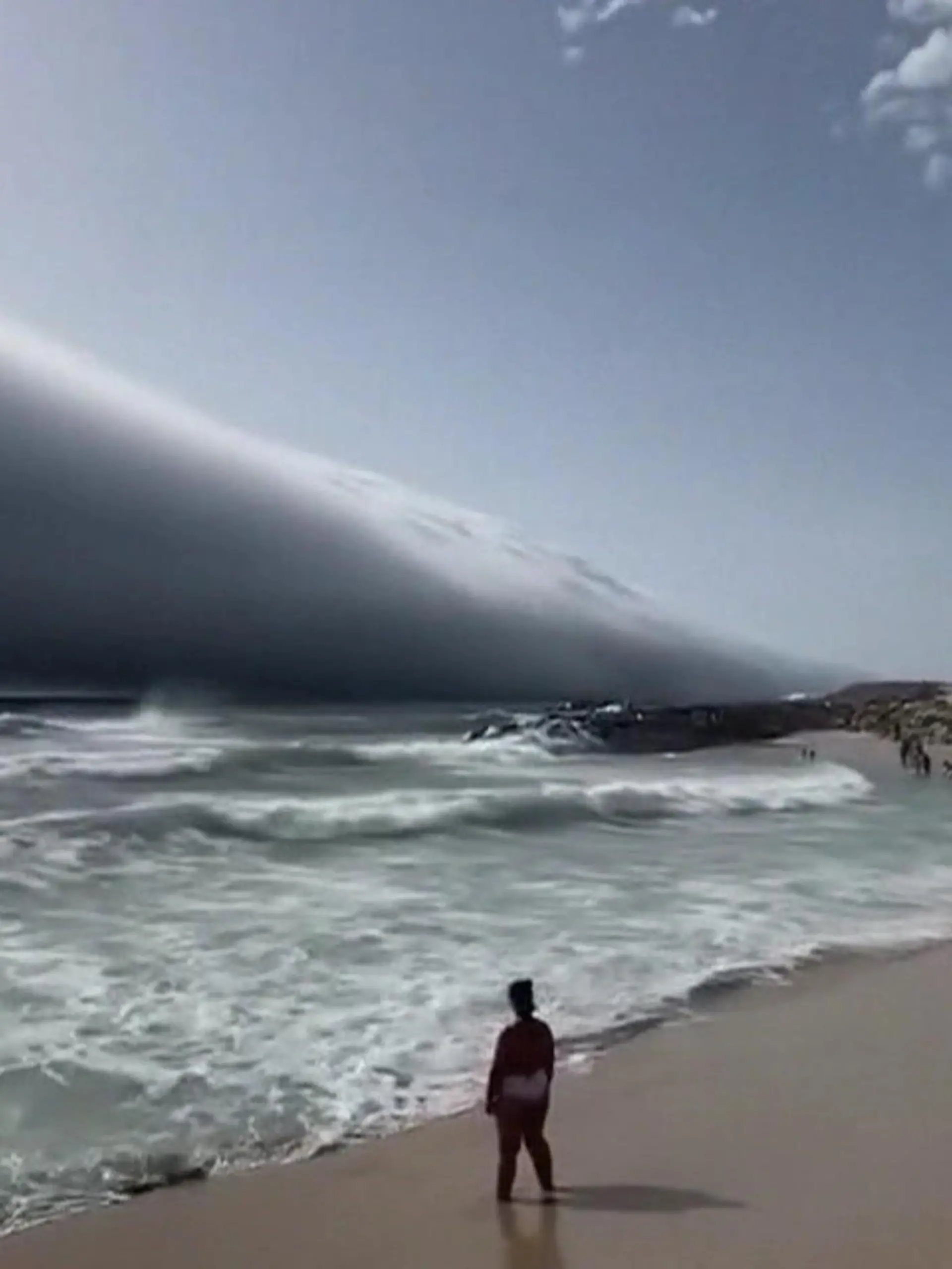 Bild zu: "Besucher schockiert! Monster-Wolke rollt auf Strand zu"