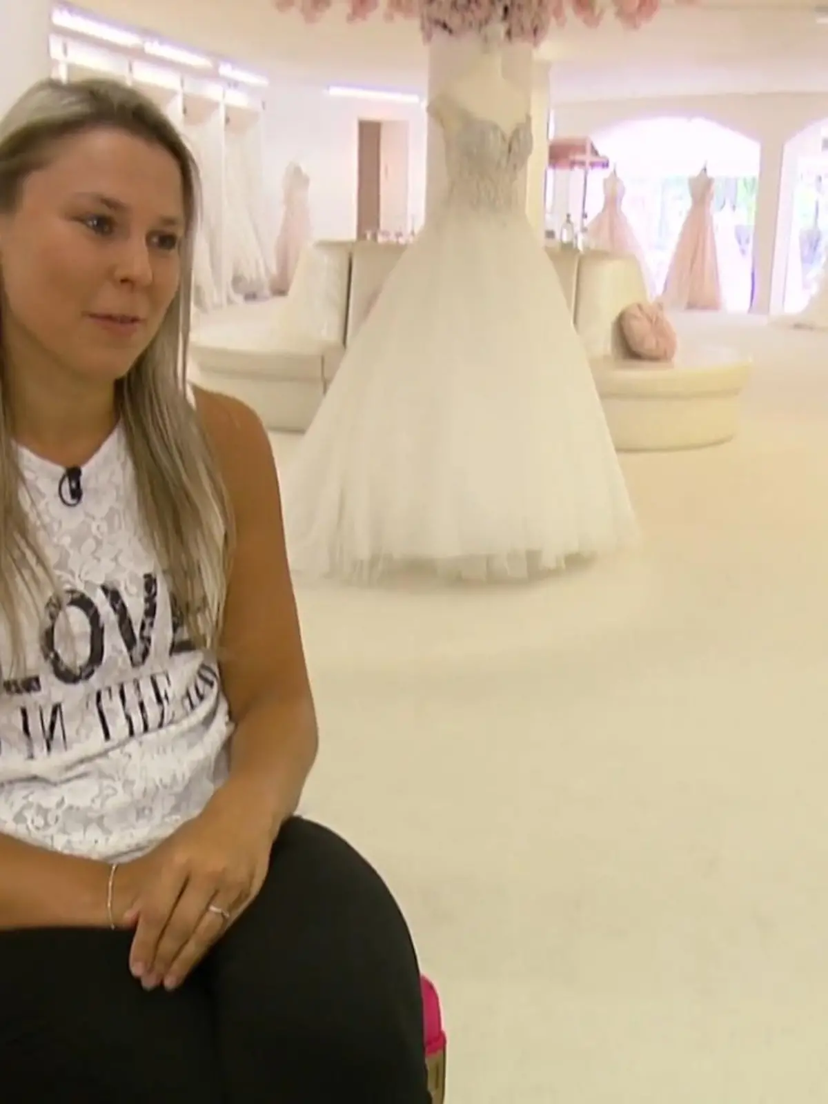 Bild zu: "Braut Sina hat ihre Jugend meistens in Hosen verbracht."