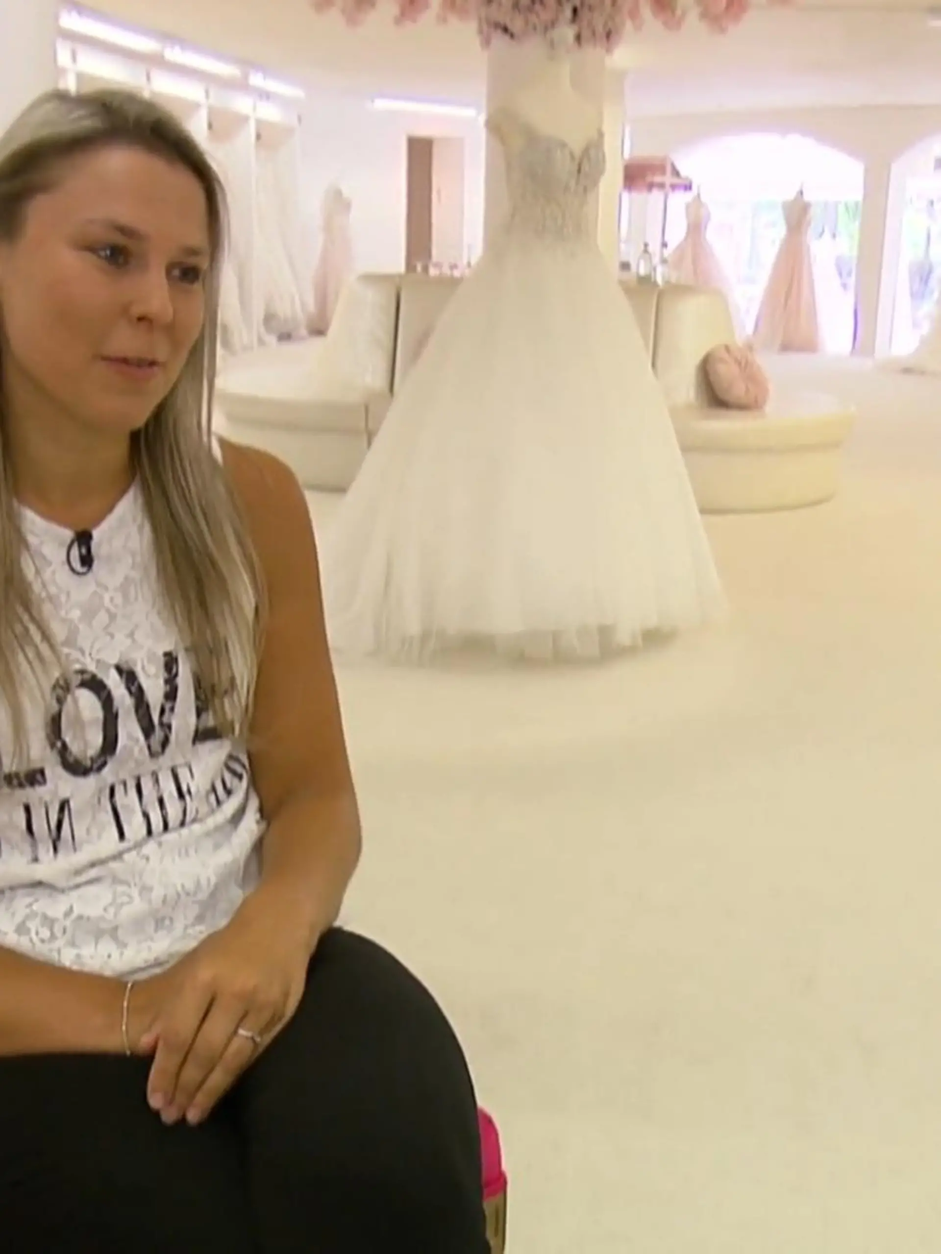 Bild zu: "Braut Sina hat ihre Jugend meistens in Hosen verbracht."