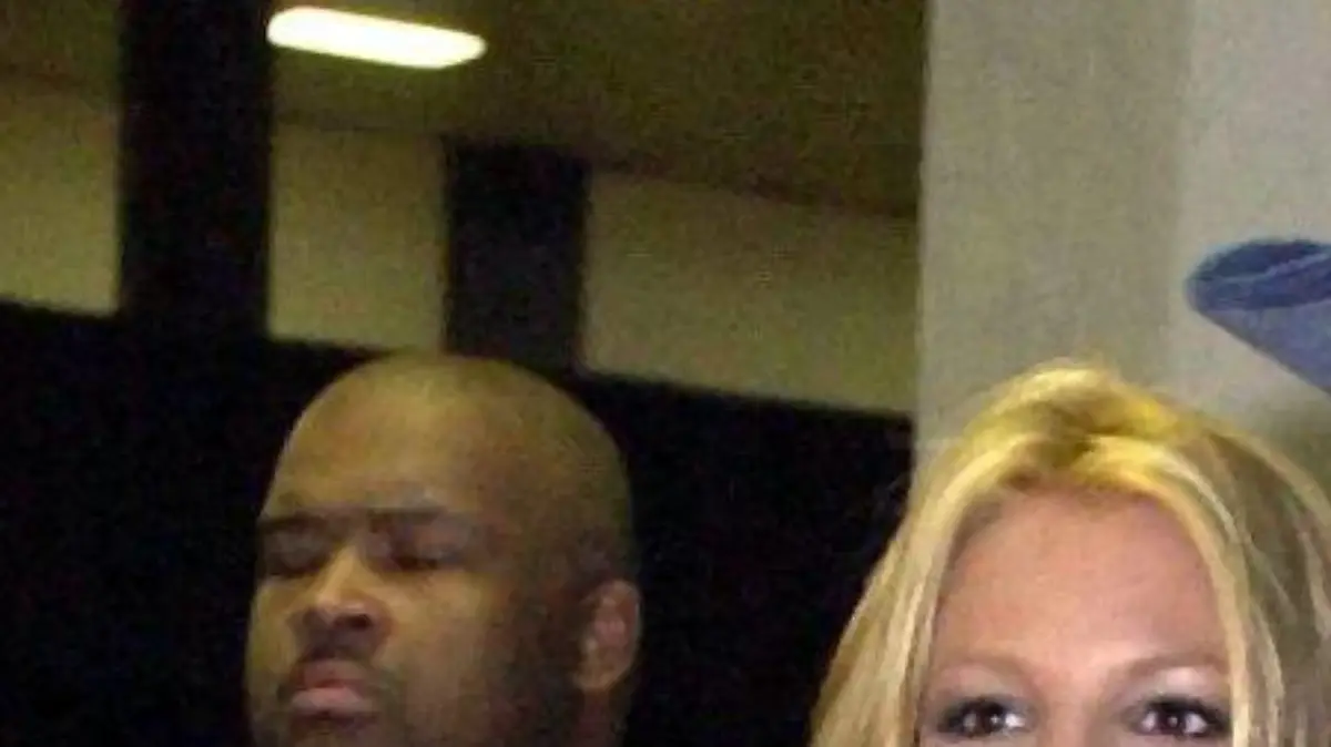 Cowboy-Look: Mit ihrem Freund Justin Timberlake von der Band "N'Sync" kommt Pop-Star Britney Spears am 8.1.2001 zu der Verleihung der American Music Awards (AMA) in Los Angeles (Kalifornien). Spears, die als Moderatorin souverän durch den Abend geführt hatte, ging - zu ihrer sichtlichen Enttäuschung - leer aus. Spears war zwei Mal nominiert worden, darunter mit «Oops! ... I Did It Again» in der Kategorie Bestes Pop/Rock-Album. Die AMAs gelten nach den Grammys als begehrteste amerikanische Musikpreise.