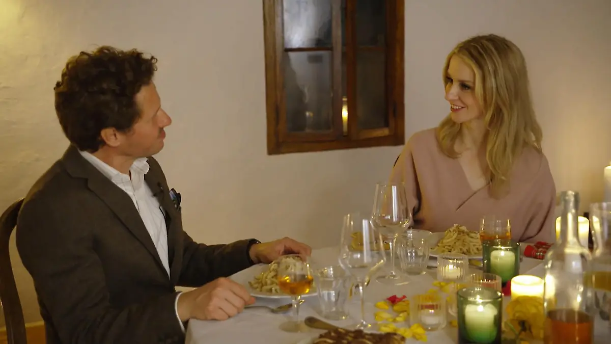 Martin zaubert für Vanessa eine romantische Atmosphäre Romantisches Dinner