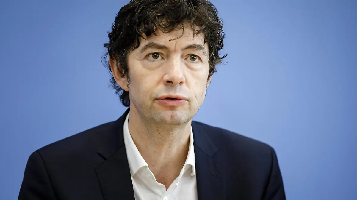Christian Drosten, Direktor am Institut fuer Virologie der Charite Berlin, aufgenommen im Rahmen einer Presseunterrichtung des Bundesgesundheitsministeriums zur Ausbreitung des Coronavirus. In der Bundespressekonferenz in Berlin, 09.03.2020. Berlin Deutschland *** Christian Drosten, Director at the Institute of Virology of the Charite Berlin, recorded during a press briefing of the Federal Ministry of Health on the spread of the coronavirus At the Federal Press Conference in Berlin, 09 03 2020 Berlin Germany Copyright: xJaninexSchmitz/photothek.netx