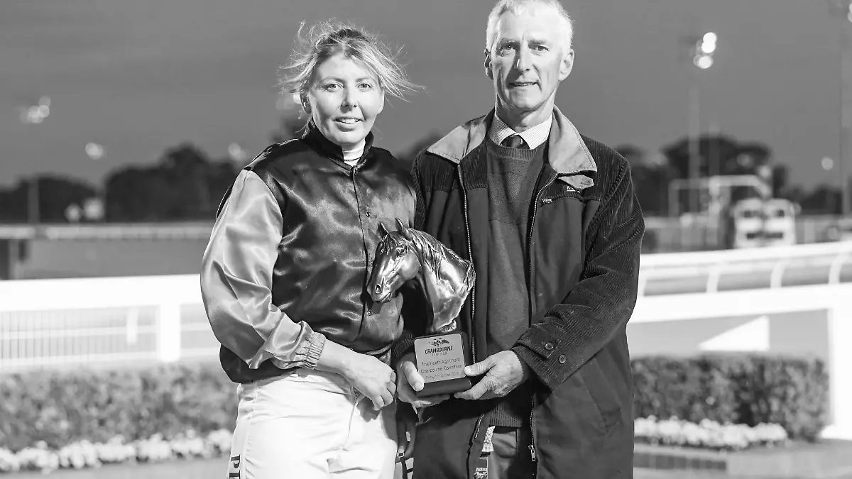 Peta Tait und Reg Manning mit dem Pokal nach dem Gewinn der The Heath Agistment Cranbourne Corinthian at Cranbourne Racecourse am 11. Oktober 2019 in Cranbourne, Australia.