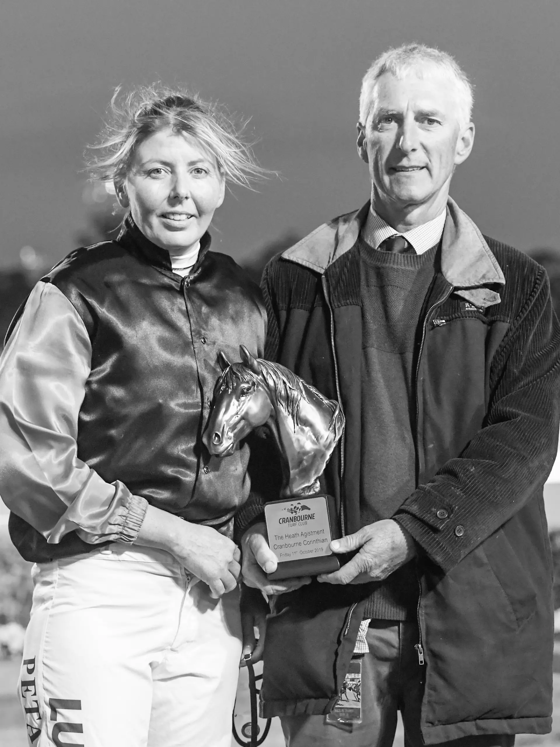 Peta Tait und Reg Manning mit dem Pokal nach dem Gewinn der The Heath Agistment Cranbourne Corinthian at Cranbourne Racecourse am 11. Oktober 2019 in Cranbourne, Australia. 