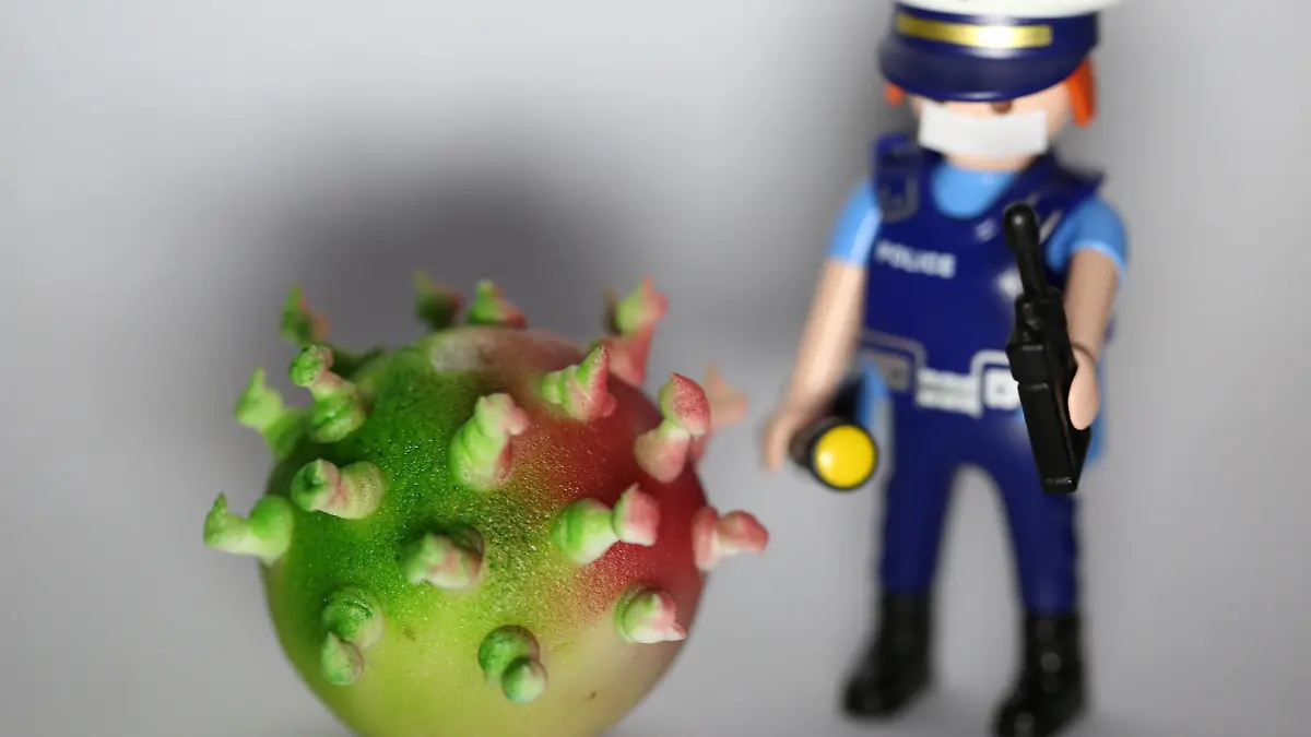 Corona 21.03.2020 , Erfurt, Corona-Virus und Polizist mit Mundschutz *** Corona 21 03 2020 , Erfurt, Corona Virus and policeman with mouthguard 