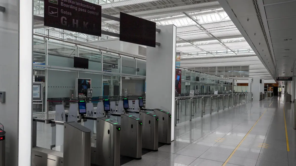Auswirkungen Corona Flughafen München Im Bild Zugang Sicherheitskontrolle Terminal 2 geöffnet grün. München Flughafen München Bayern Deutschland *** Impact Corona Munich Airport In picture Access Security Control Terminal 2 open green Munich Airport Munich Bavaria Germany Copyright: Passion2Press/MarkusxFischerx