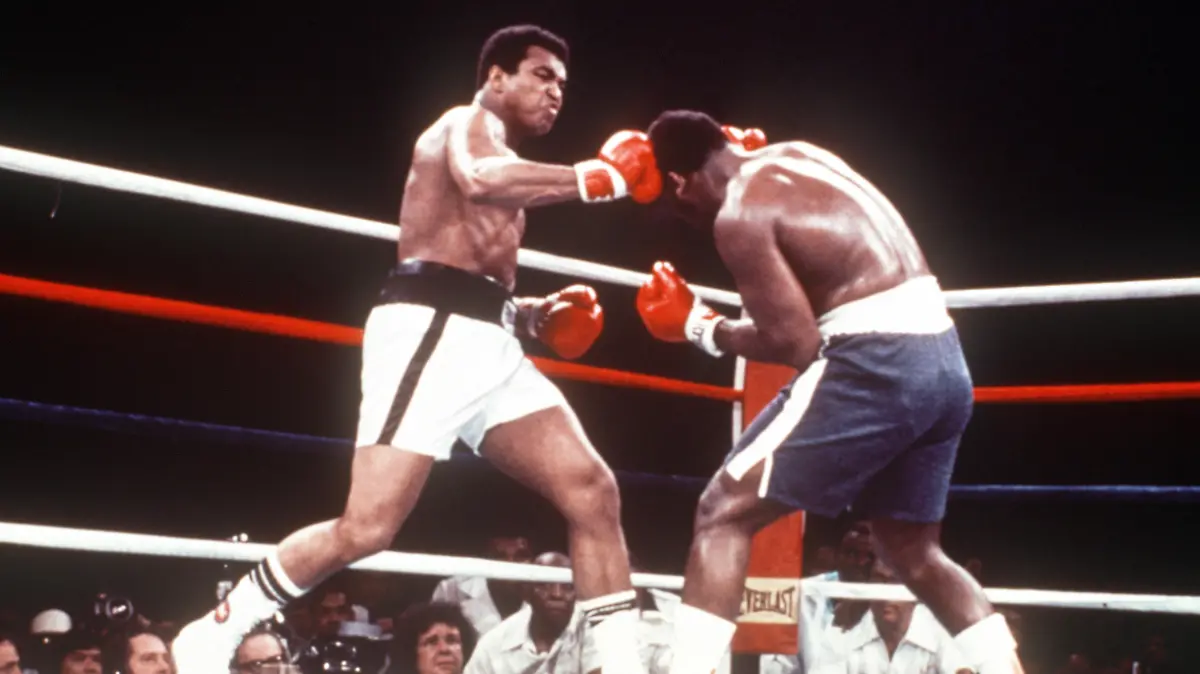 USA-Schwergewichtsboxer Muhammad Ali (l) trifft mit einer Linken seinen Kontrahenten Joe Frazier am Kopf. Frazier verliert am 30.09.1975 im "Philippine Coliseum" in Manila als Herausforderer den WM-Schwergewichtskampf am Ende durch Technischen K.o. in der 14. Runde. Sie liefern sich eine denkwürdige Ringschlacht. Am Ende gibt Fraziers Manager das Zeichen zur Aufgabe. Für Ali ist es der schwerste Kampf seiner Laufbahn, für Frazier ist die letzte Chance dahin, im Geschäft zu bleiben. +++(c) dpa - Report+++