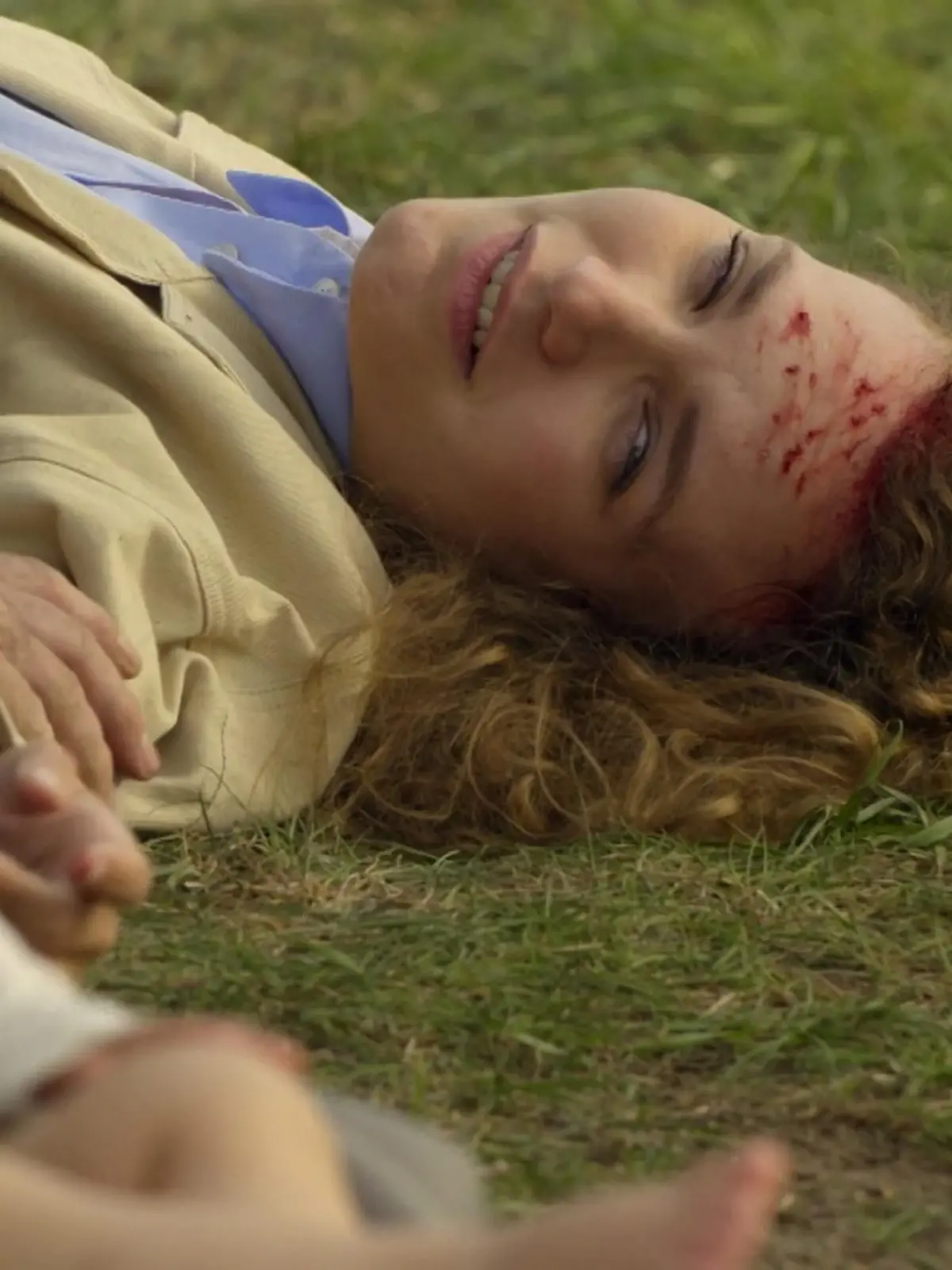 Ein tragischer Autounfall reißt Paulina (Christina Arends) in den Tod.