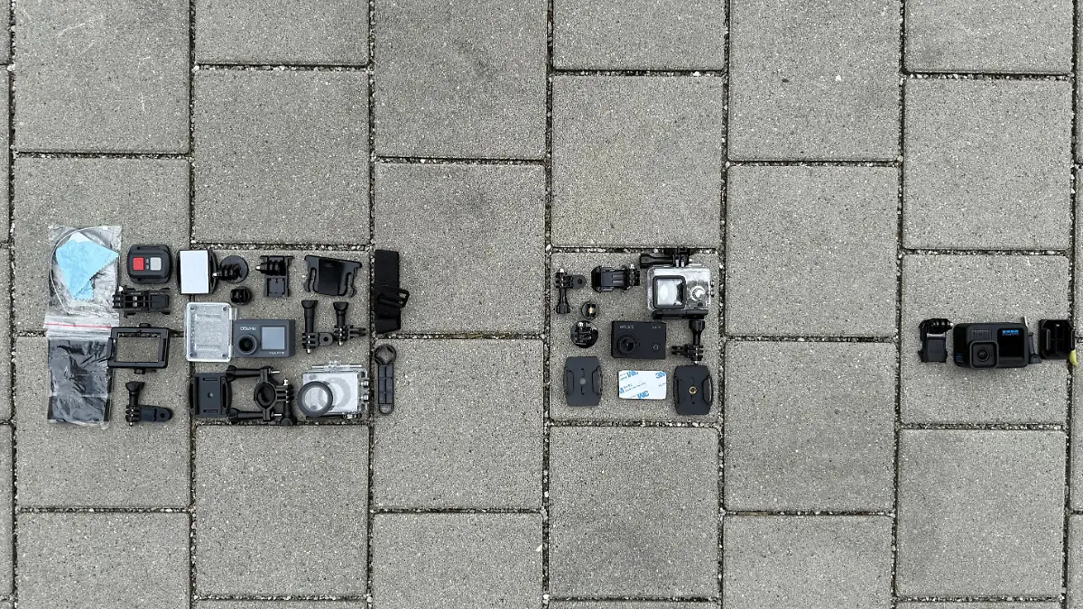 Die SJ4000 liegt im Zubehör-Mittelfeld zwischen AKASO (l.) und Hero 13 (r.)
