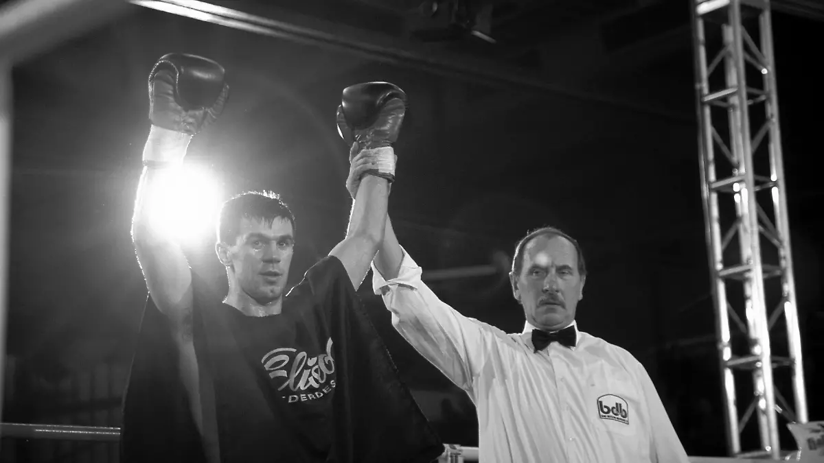 Michael Löwe (li., Deutschland) wird vom Ringrichter in der Wandsbeker Sporthalle 1996 zum Sieger erklärt
