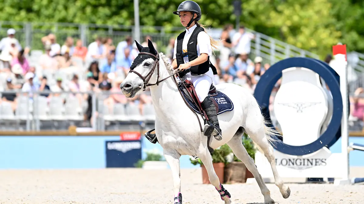 Beim Longines Paris Eiffel Jumping 2025 wurde Giulia Sarkozy (13) von Mama Carla Bruni begleitet.