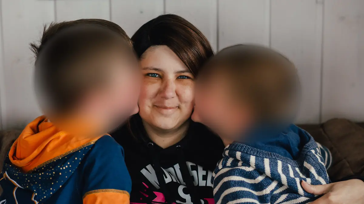 Die an Blutkrebs erkrankte Christin S. mit ihren beiden Söhnen.