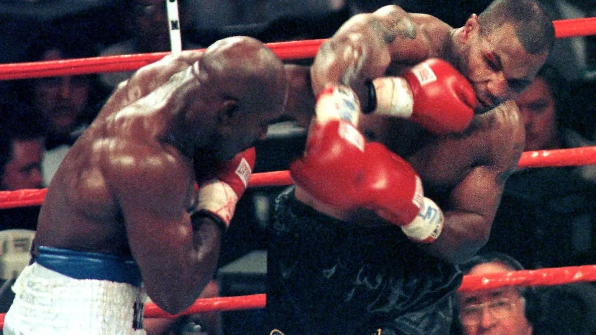 US-Schwergewichtsboxer Mike Tyson (r) kassiert eine linke Gerade seines Landsmannes Evander Holyfield am 28.6.1997 in der 2. Runde des WBA-Weltmeisterschaftskampfes in der MGM Grand Garden Arena in Las Vegas. Evander Holyfield verteidigt seinen Titel. Er gewinnt den Fight, der in der 3. Runde ein skandalöses Ende nimmt. Tyson wird disqualifiziert, weil er seinem Konkurrenten ein Stück vom Ohr abbeißt.