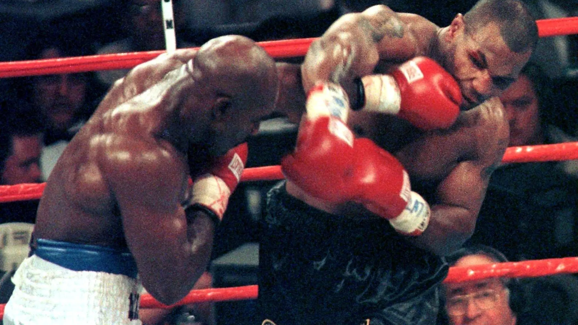 US-Schwergewichtsboxer Mike Tyson (r) kassiert eine linke Gerade seines Landsmannes Evander Holyfield am 28.6.1997 in der 2. Runde des WBA-Weltmeisterschaftskampfes in der MGM Grand Garden Arena in Las Vegas. Evander Holyfield verteidigt seinen Titel. Er gewinnt den Fight, der in der 3. Runde ein skandalöses Ende nimmt. Tyson wird disqualifiziert, weil er seinem Konkurrenten ein Stück vom Ohr abbeißt.