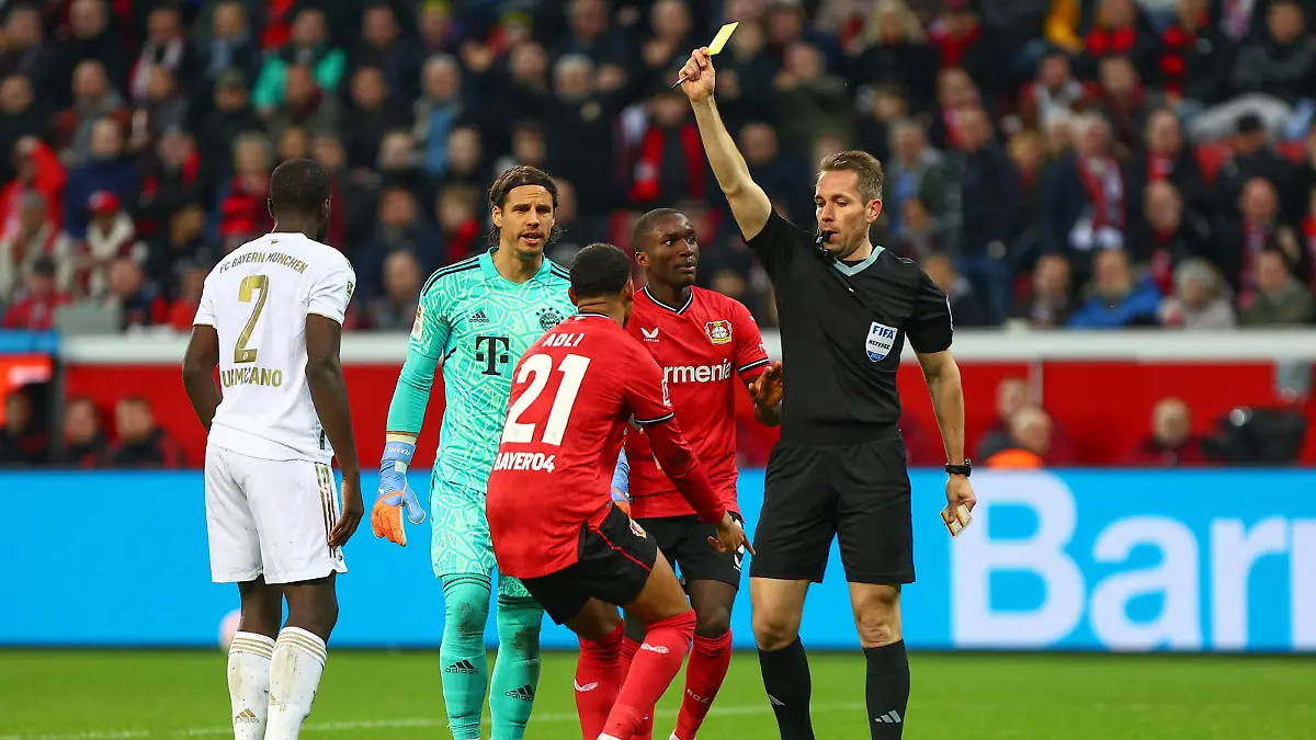v.l. Dayot Upamecano (FC Bayern Muenchen), Yann Sommer (FC Bayern Muenchen), Amine Adli (Bayer 04 Leverkusen), Moussa Diaby (Bayer 04 Leverkusen) und Schiedsrichter Tobias Stieler. Bayer 04 Leverkusen vs. FC Bayern Muenchen, Fussball, 1. Bundesliga, 25. Spieltag, Spielzeit 2022/2023, 19.03.2023
DFB regulations prohibit any use of photographs as image sequences and/or quasi-video / action press
