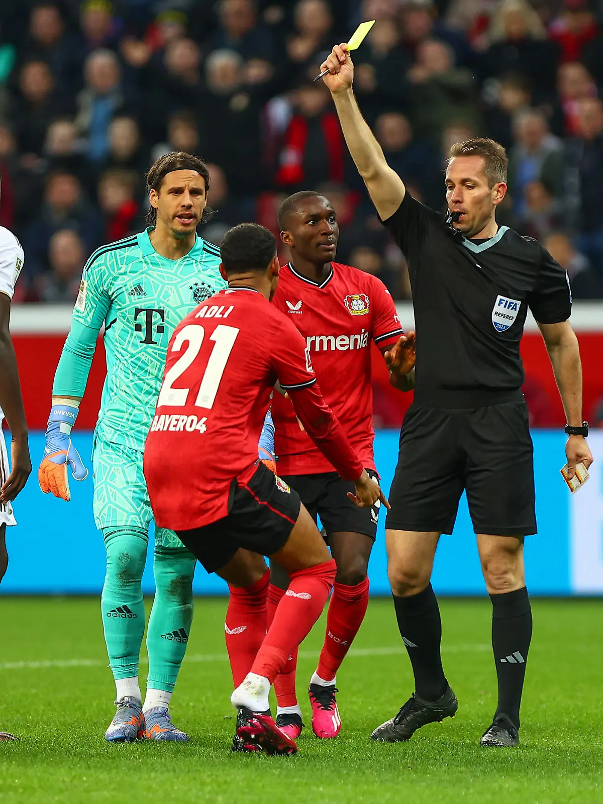 v.l. Dayot Upamecano (FC Bayern Muenchen), Yann Sommer (FC Bayern Muenchen), Amine Adli (Bayer 04 Leverkusen), Moussa Diaby (Bayer 04 Leverkusen) und Schiedsrichter Tobias Stieler. Bayer 04 Leverkusen vs. FC Bayern Muenchen, Fussball, 1. Bundesliga, 25. Spieltag, Spielzeit 2022/2023, 19.03.2023
DFB regulations prohibit any use of photographs as image sequences and/or quasi-video / action press