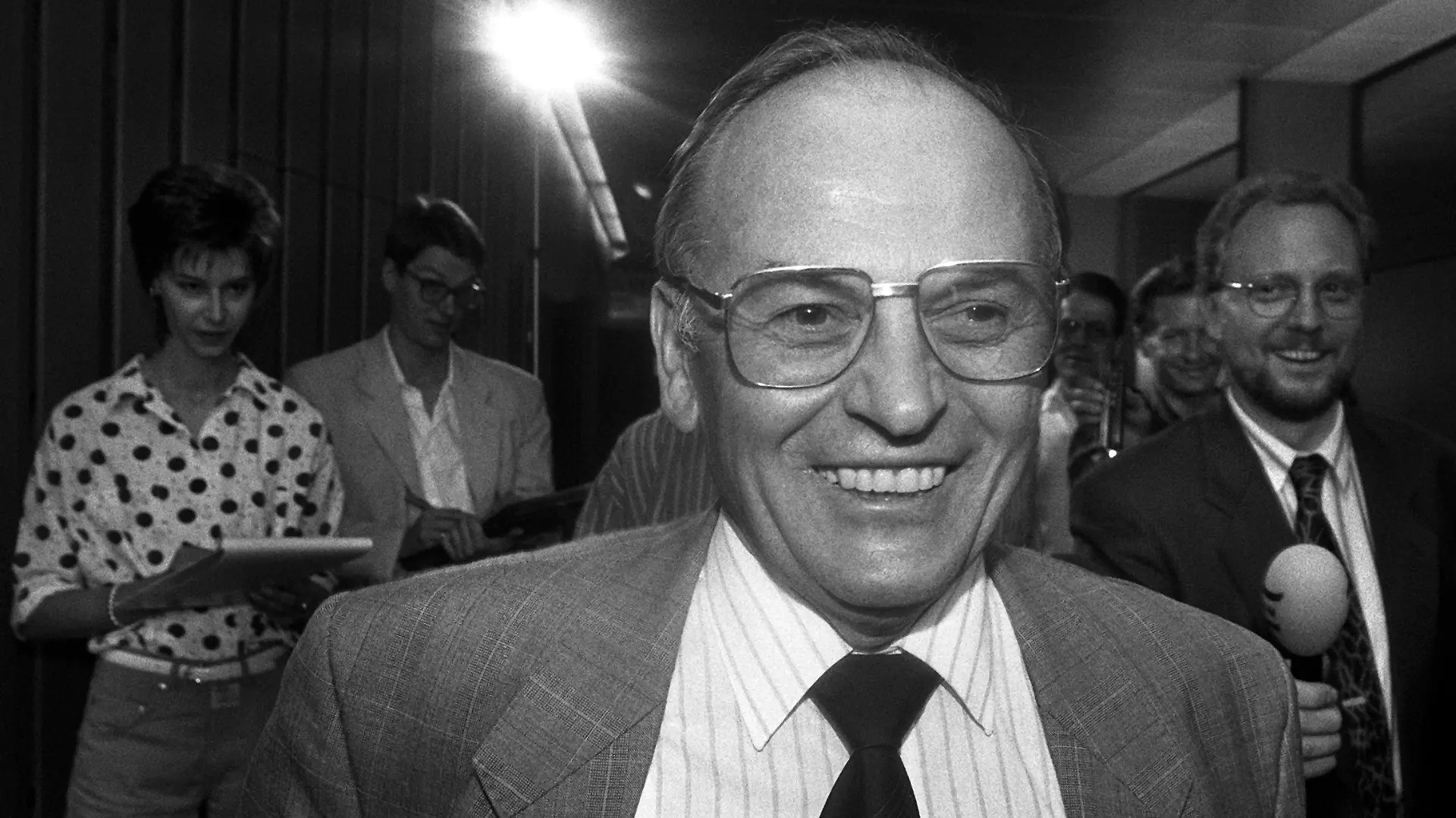 Georg Gallus bahnt sich vor der Sondersitzung im Stuttgarter Landtag einen Weg durch die wartenden Journalisten. Der parlamentarische Staatssekretär im Bundeslandwirtschaftsministerium ist am 8. August 1990 in einer Sondersitzung des FDP-Landesverbandes Baden-Württemberg ab sofort zum kommissarischen Leiter des Verbandes ernannt worden. [dpabilderarchiv]