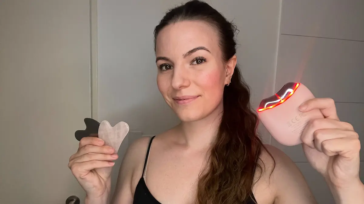 Isabelle Kurz hält drei Gua Shas in ihren Händen. Einen aus Edelstahl, einen aus Rosenquarz und ein EMS-Modell.