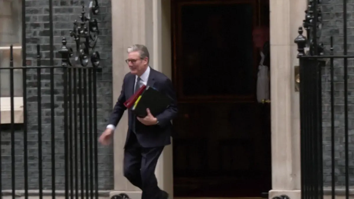 Hoppala! Briten-Premier legt Peinlich-Abgang hin Augen auf in der Downing Street!