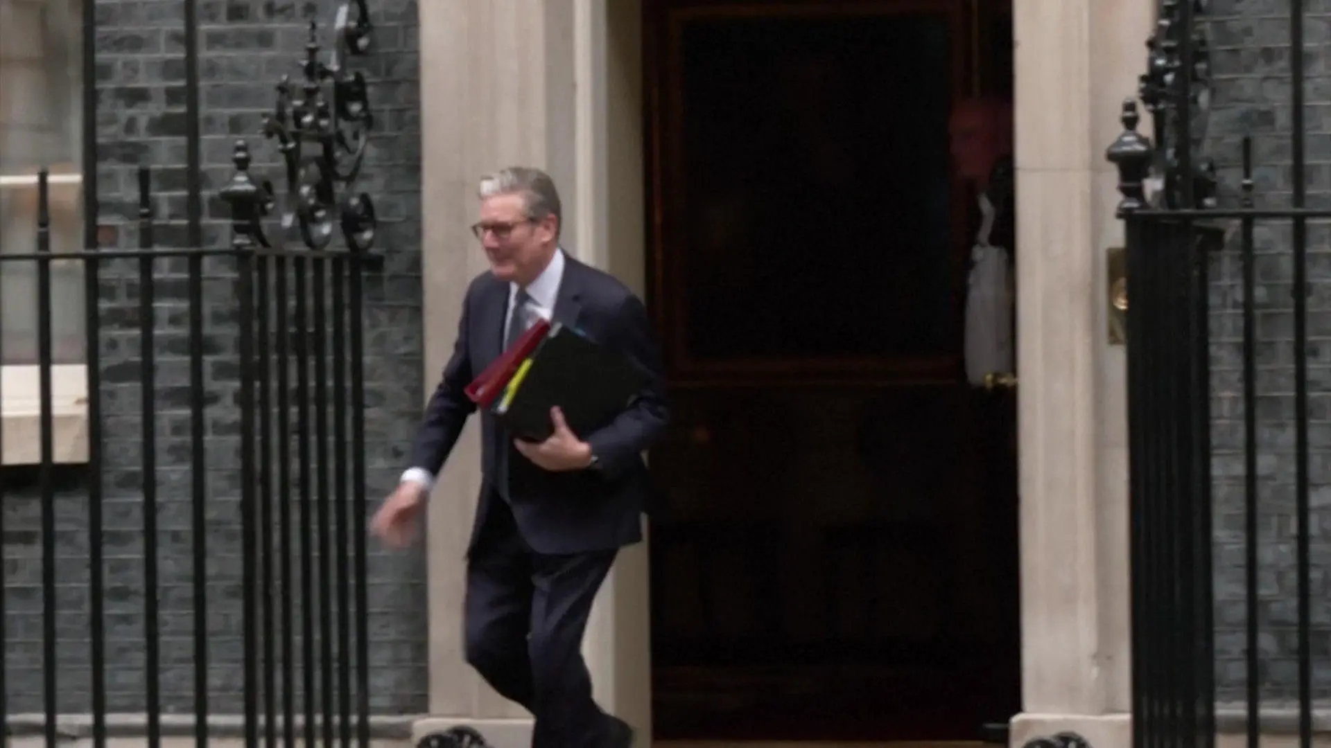 Hoppala! Briten-Premier legt Peinlich-Abgang hin Augen auf in der Downing Street!
