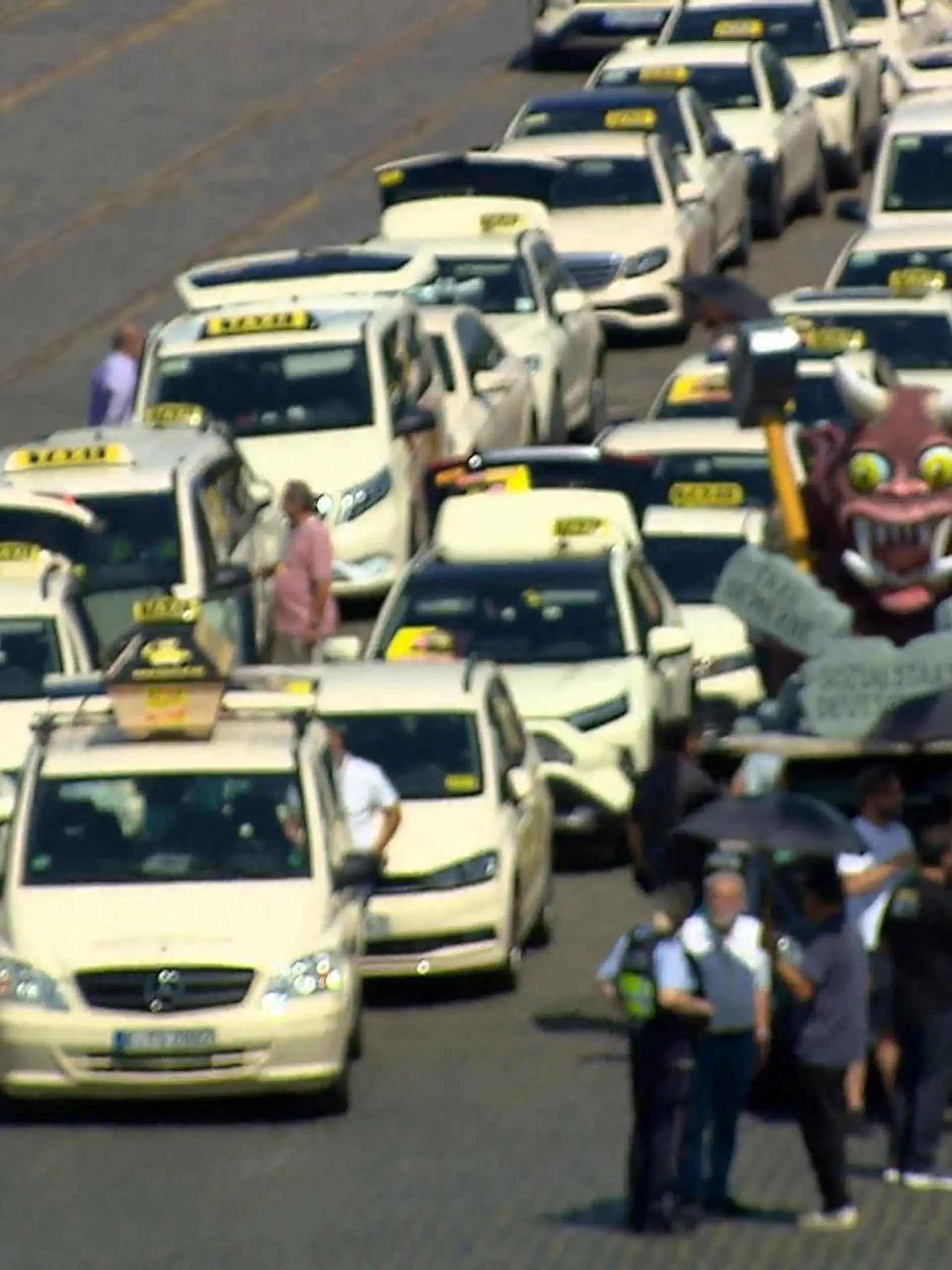 Bild zu: "Taxifahrer demonstrieren gegen Uber & Co."
