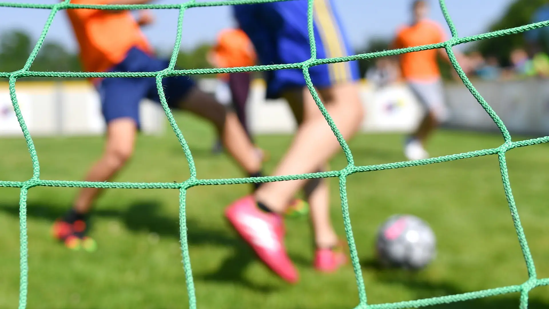 Bei einem Nachwuchs-Trainingscamp des FC Bayern ist ein Trainer gestorben.