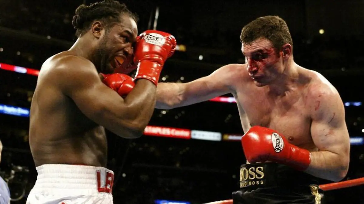 Lennox Lewis (l) und Vitali Klitschko standen sich im Dezember 2004 im Ring gegenüber.
