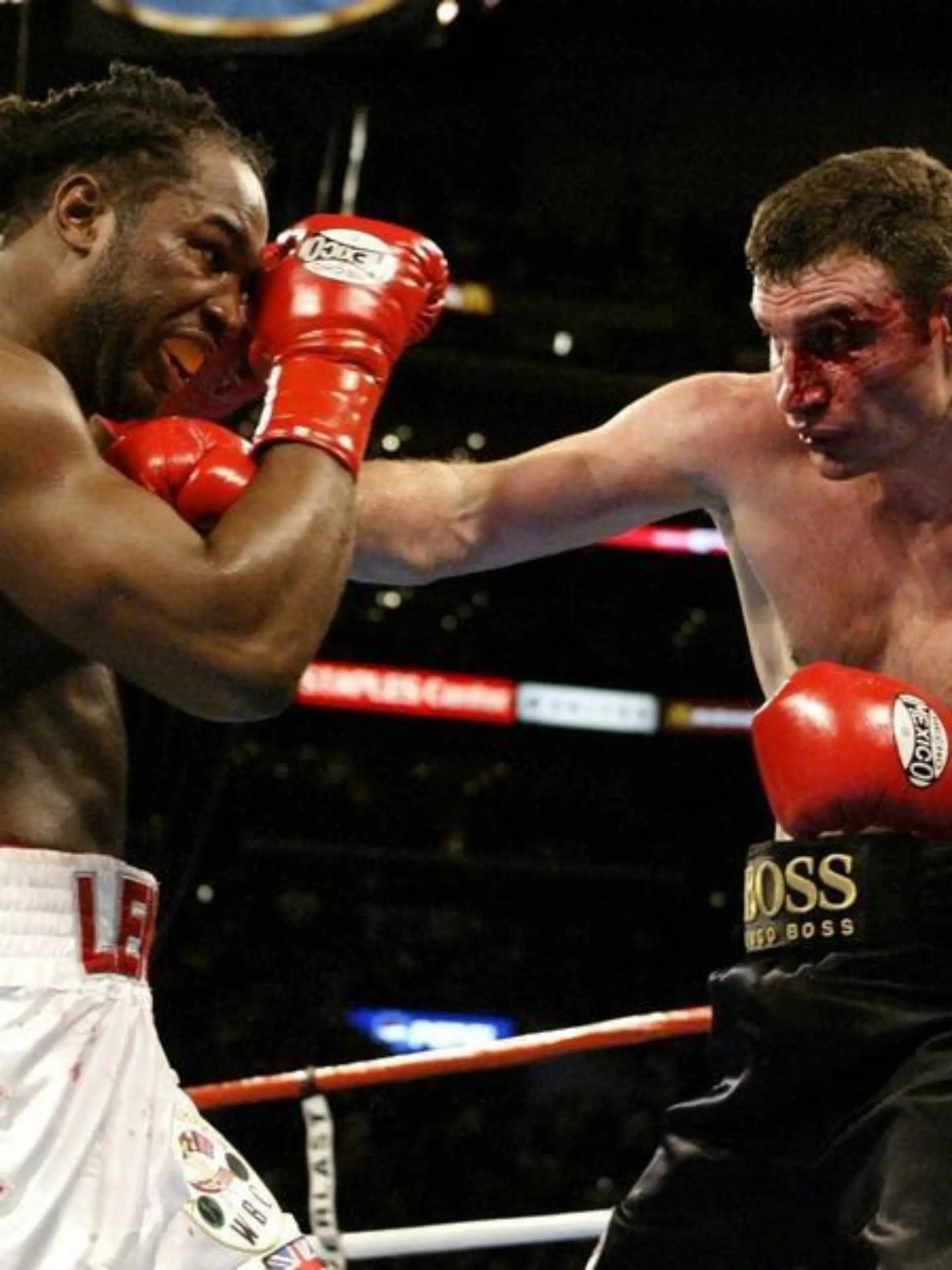 Lennox Lewis (l) und Vitali Klitschko standen sich im Dezember 2004 im Ring gegenüber.