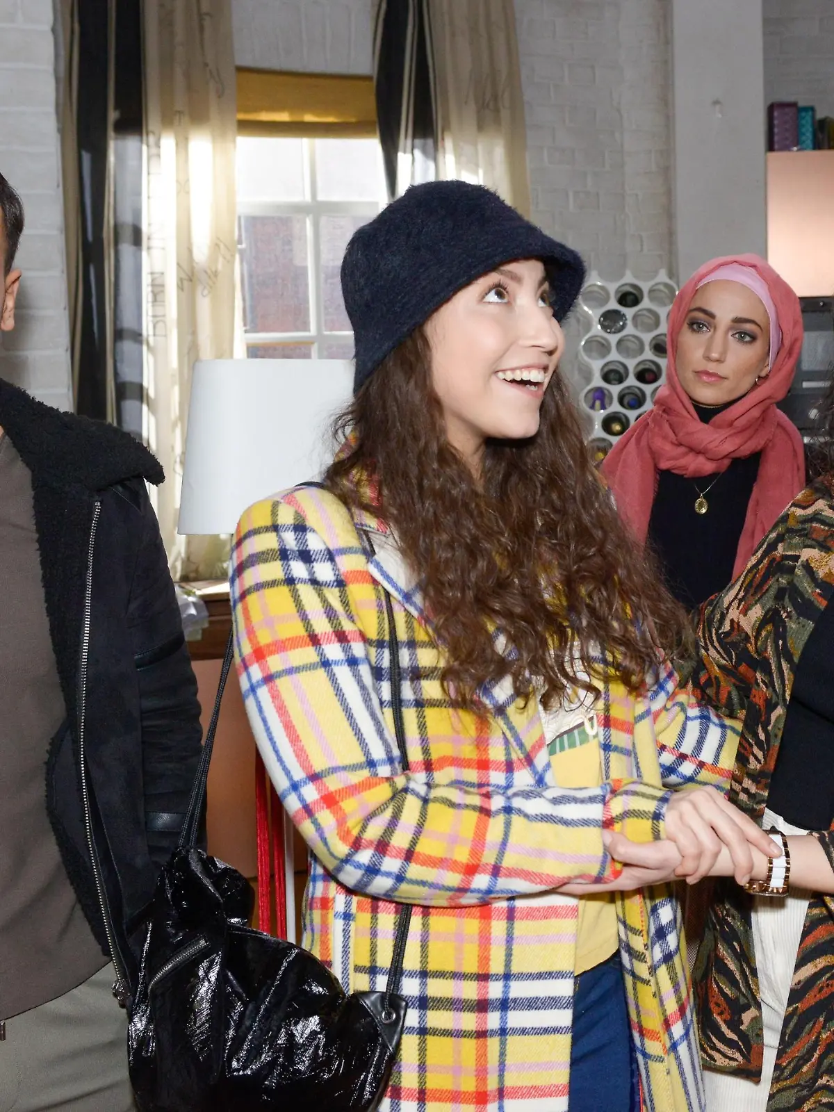Shirin (Gamze Senol, r.) freut sich, ihre beiden Lieblingscousinen Leyla (Livia Gaiser, 2.v.l.) und Nazan (Vildan Cirpan) wieder um sich zu haben. Links Nihat (Timur Ülker)