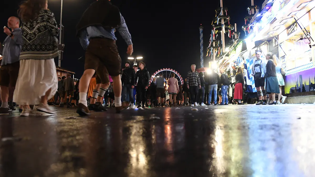 Für eine 22-jährige Besucherin geht ein bayrisches Volksfest nicht gut aus. (Symbolbild)