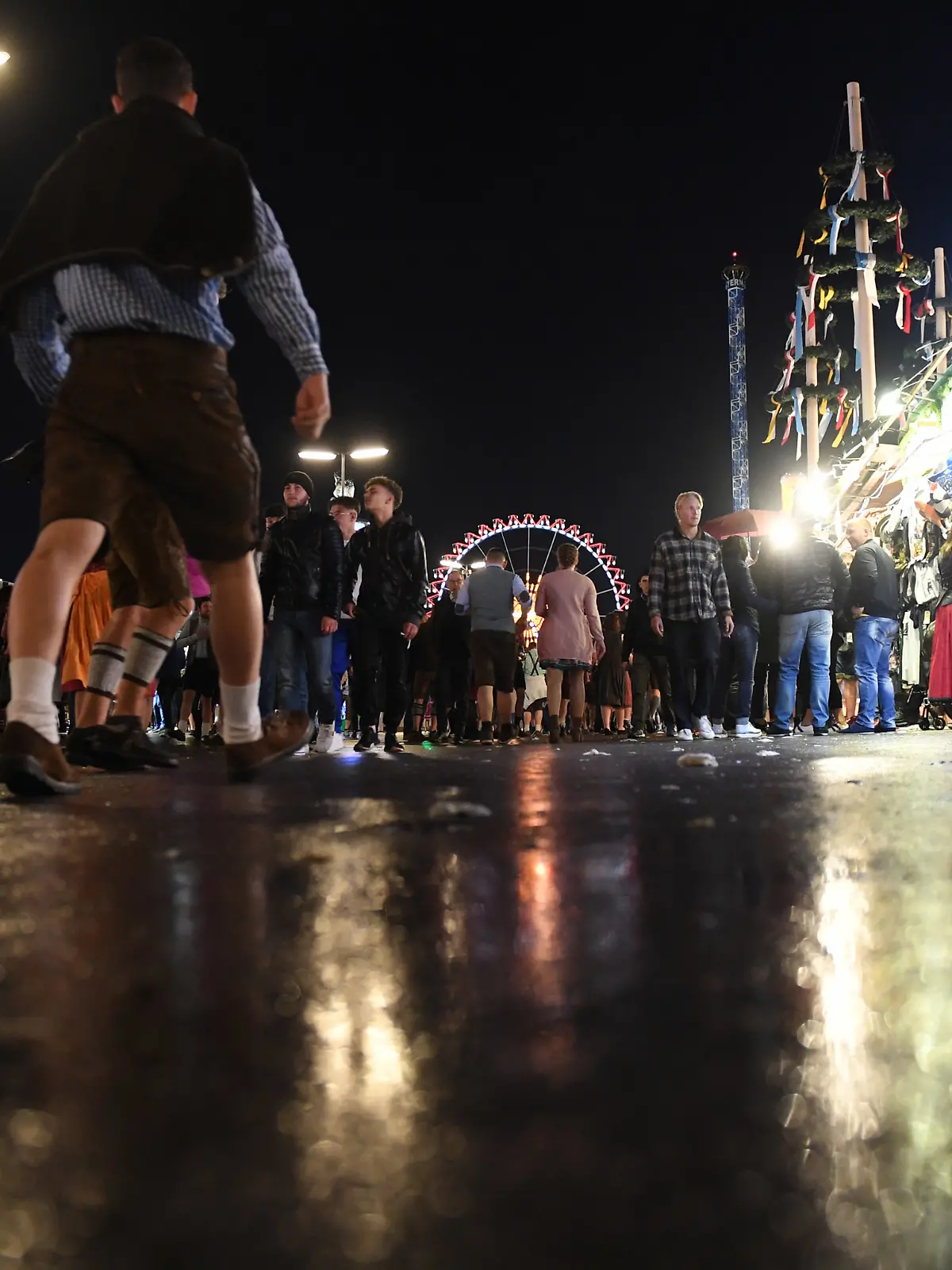 Für eine 22-jährige Besucherin geht ein bayrisches Volksfest nicht gut aus. (Symbolbild)
